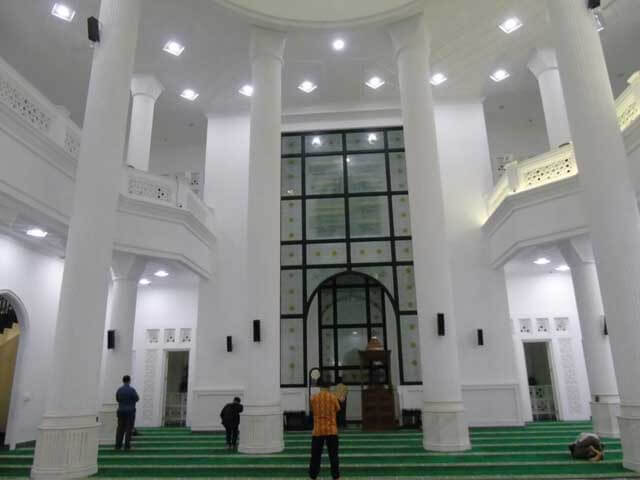 tampak dalam masjid ramlie musofa