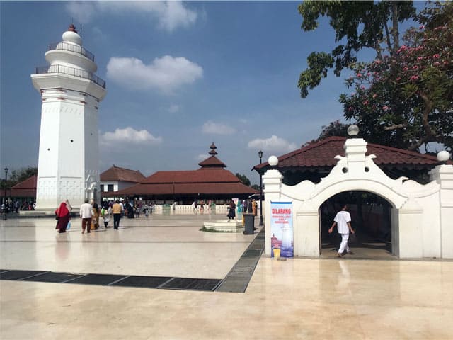 tampak depan masjid agung banten