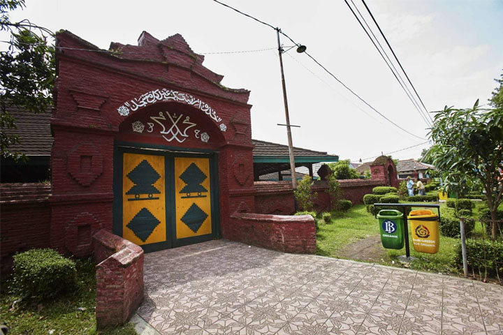 tampak depan masjid agung cirebon