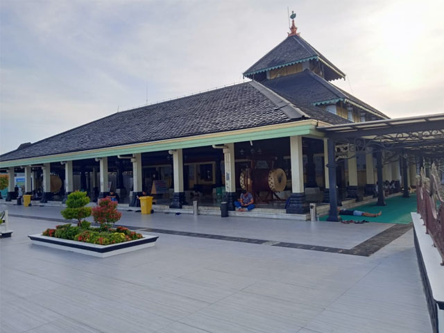 tampak samping masjid agung demak