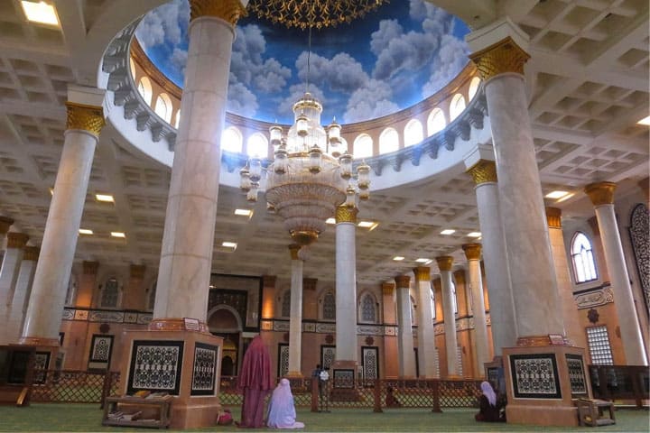 tampak dalam masjid kubah emas depok