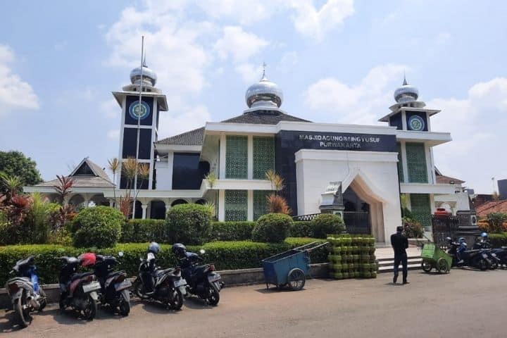 tampak depan masjid agung baing yusuf